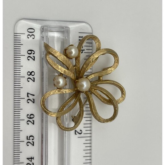 Vintage Brooch Gold Tone Flower 3 Faux Pearls 2" - Picture 6 of 7